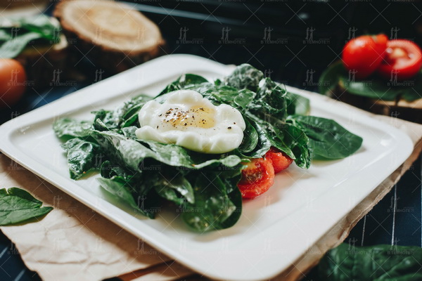 Salat mit Spinat und gepochtes Ei